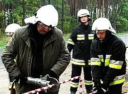 Zabrakło nożyczek? Napewno nie! To taki nowy strażacki obyczaj...