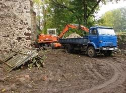 Roboty przy ruinach kościoła