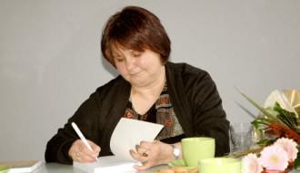 Krystyna Śmigielska podczas podisywania książki